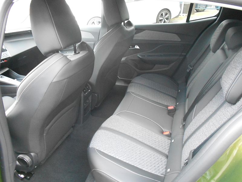 Peugeot 408 ALLURE Hybrid 145 e-DCS6  - fotka 5 z 8