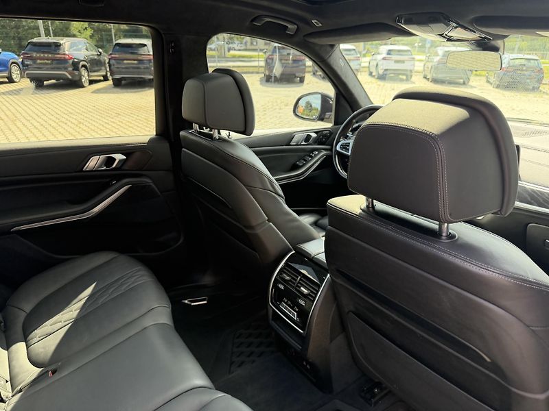 BMW X7 (2022) 40XD 250kW M-PAKET R22 CZ TOP! - fotka 30 z 48