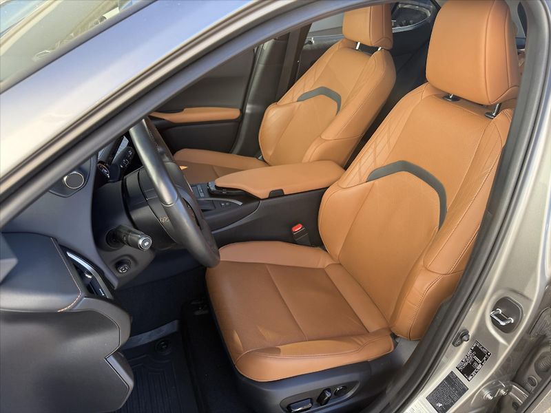 Lexus UX 250h 2,0 Luxury, 4x4  UX - fotka 9 z 25