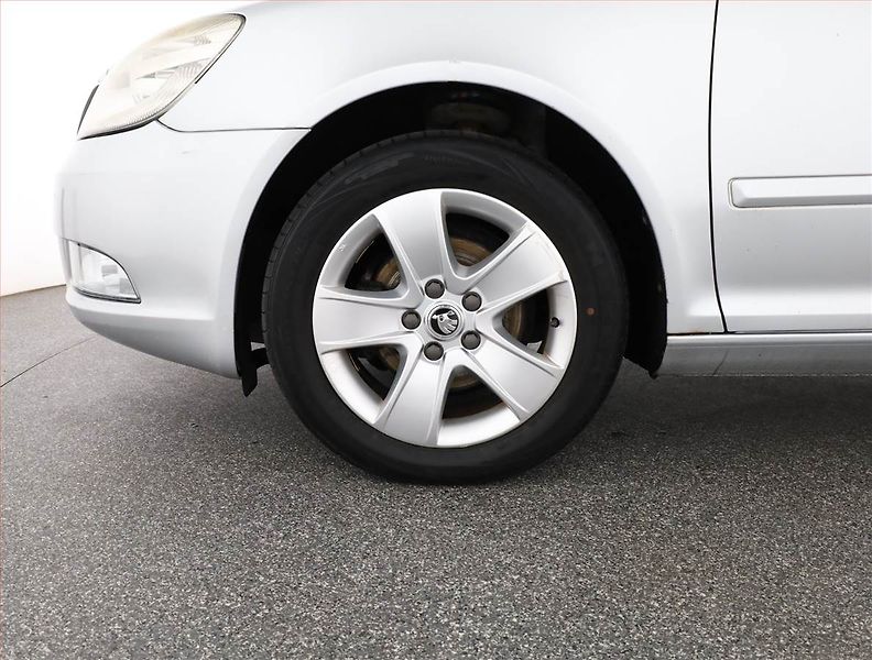 Škoda Octavia (2011) 1.6 TDI, nová STK, jezdí dobře - fotka 13 z 13