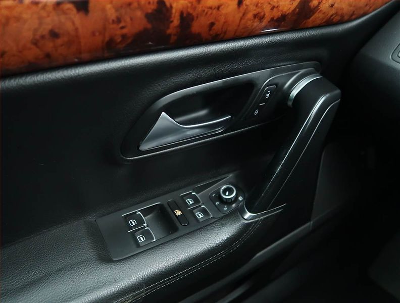 Volkswagen Passat CC (2008) Highline 2.0 TDI, Automat - fotka 16 z 22