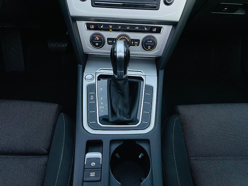 Volkswagen Passat 2.0TDI AUTOMAT KAMERY SERVISKA - fotka 39 z 49