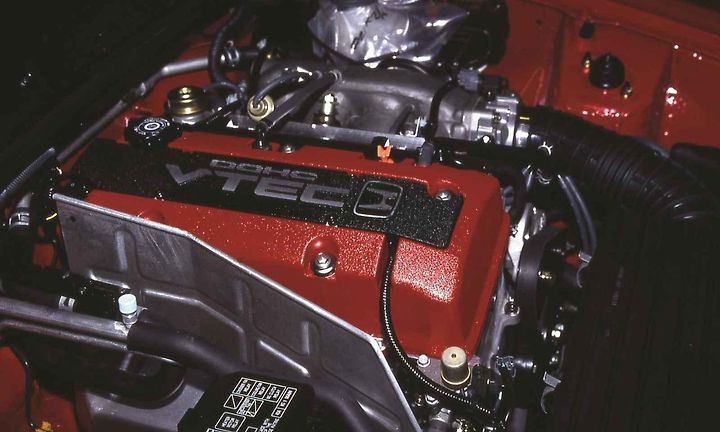 Motor v Hondě S2000 s označením DOHC na ventilovém víku