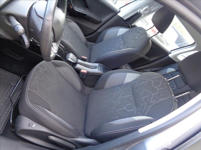 Peugeot 2008 1,2 - fotka 13 z 18