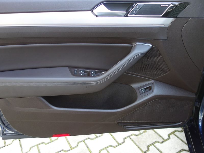 Volkswagen Passat (2015) 2.0TDI 110kW DSG HIGHLINE - fotka 27 z 49