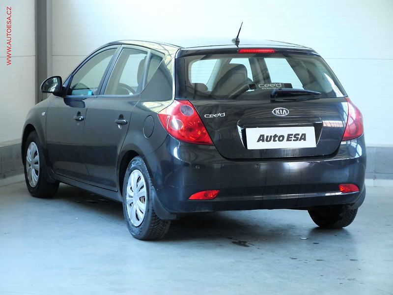 Kia Ceed (2009) 1.4CVVT, ČR, AC, park.čidla - fotka 6 z 20