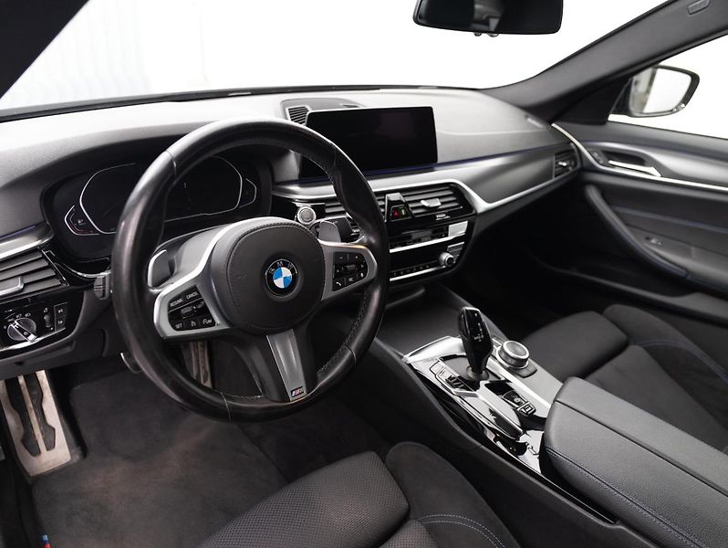BMW Řada 5 520d xDrive - fotka 11 z 22