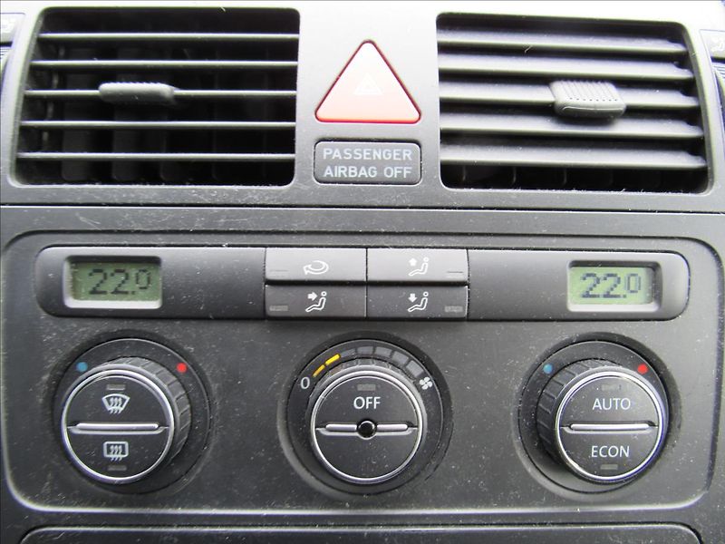 Volkswagen Touran 1,6 MPi 75kW - fotka 16 z 25