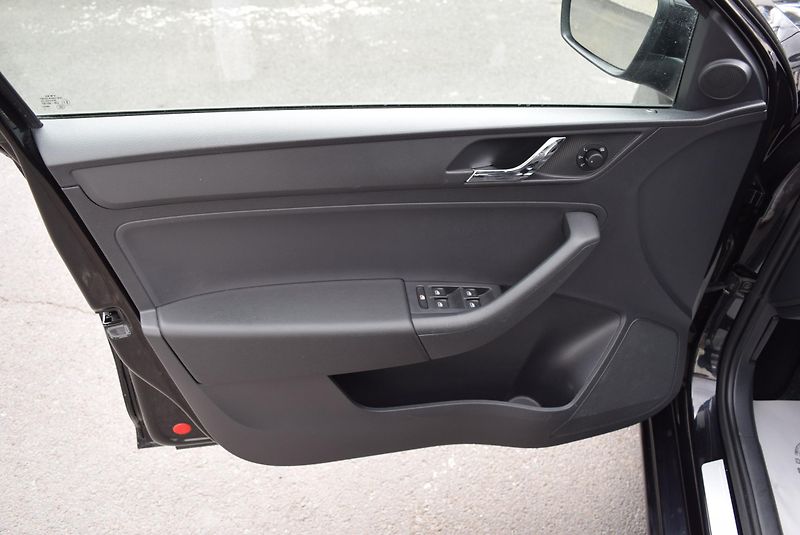 Škoda Rapid (2016) 1.2TSI 81kw ED. JOY XEN TAŽNÉ - fotka 19 z 45