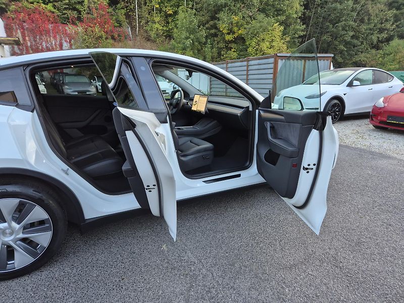 Tesla Model Y LONG RANGE DUAL MOTOR  92,7% - fotka 17 z 48