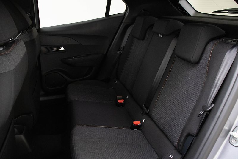 Peugeot 2008 BUSINESS Hybrid 110 e-DCS6 - fotka 8 z 16