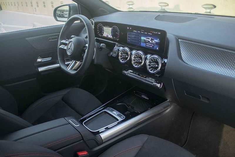 GLA s hybridem do zásuvky je ideální volbou do města a okolí.