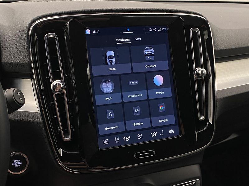 Volvo XC40 B3 AUT DARK PLUS - fotka 45 z 62