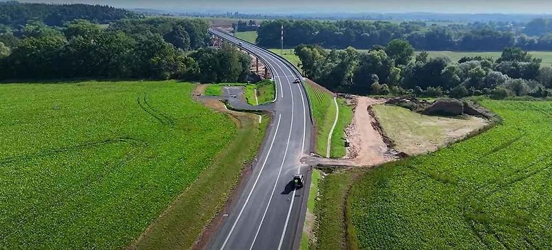 Obchvat Jaroměře z ptačí perspektivy. Průlet nad stavbou před dokončením.