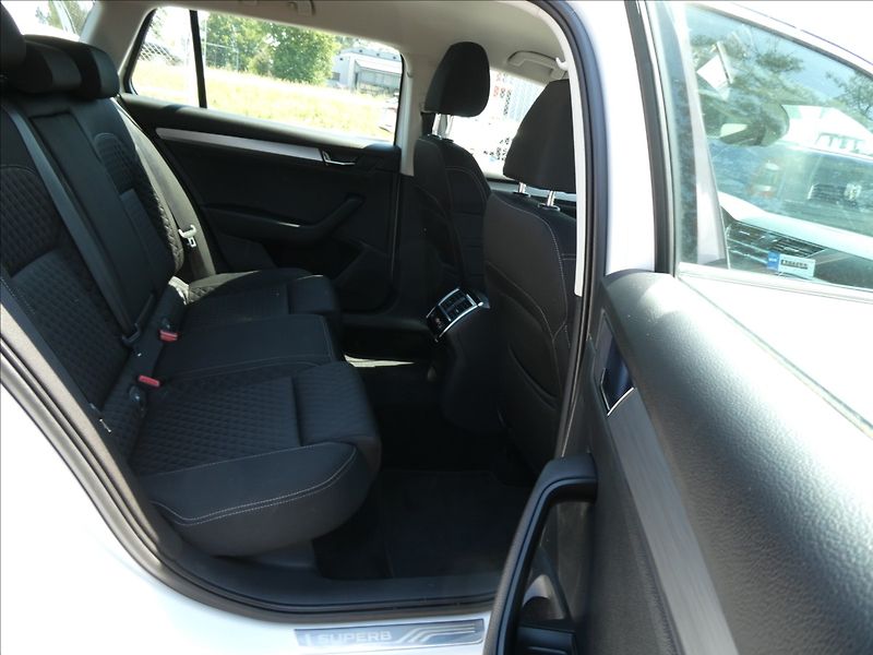Škoda Superb 2,0 TDi 140kW DSG 4x4,STYLE,ČR - fotka 28 z 49