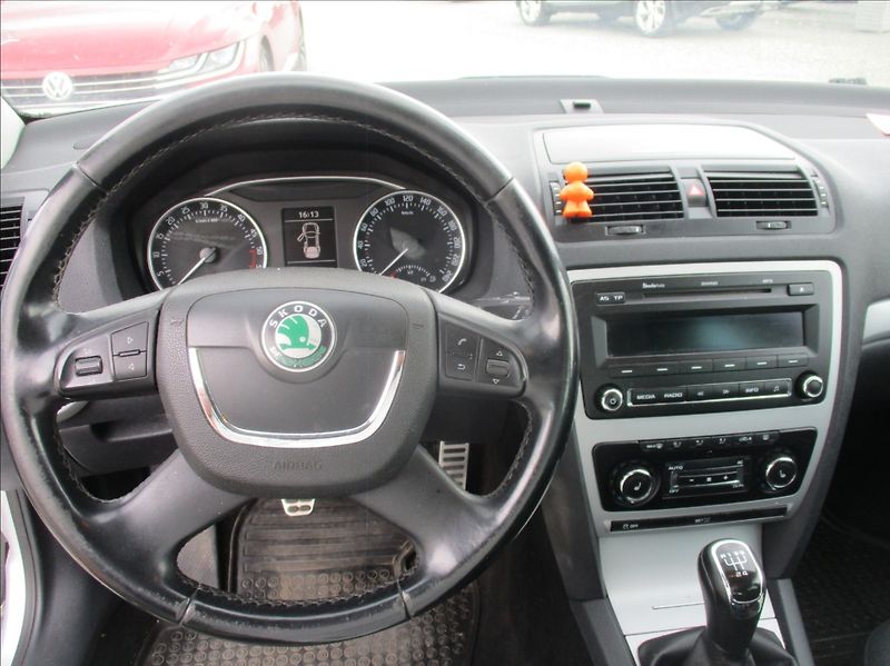 Škoda Octavia 1,6 TDI, aut. klima, servis - fotka 11 z 20
