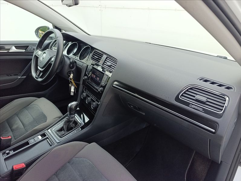 Volkswagen Golf 2,0 TDi DSG Aut.Klima Tempomat - fotka 30 z 41