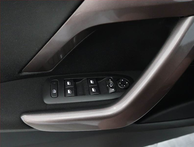 Peugeot 2008 (2014) 1.2 PureTech, Tempomat - fotka 17 z 17