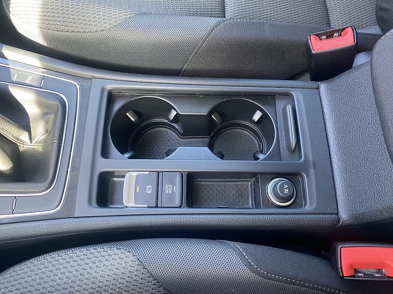 Volkswagen Golf 1.6TDi,PLNÁ VÝB.SUPER STAV!! - fotka 27 z 48