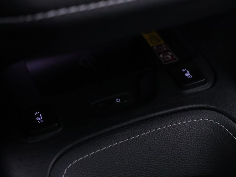 Toyota Corolla 2,0 HEV Executive Sport CZ DPH - fotka 30 z 38