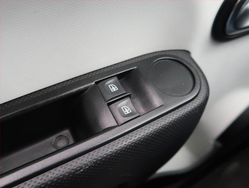 Renault Twingo (2015) 1.0 SCe, Tempomat - fotka 16 z 18