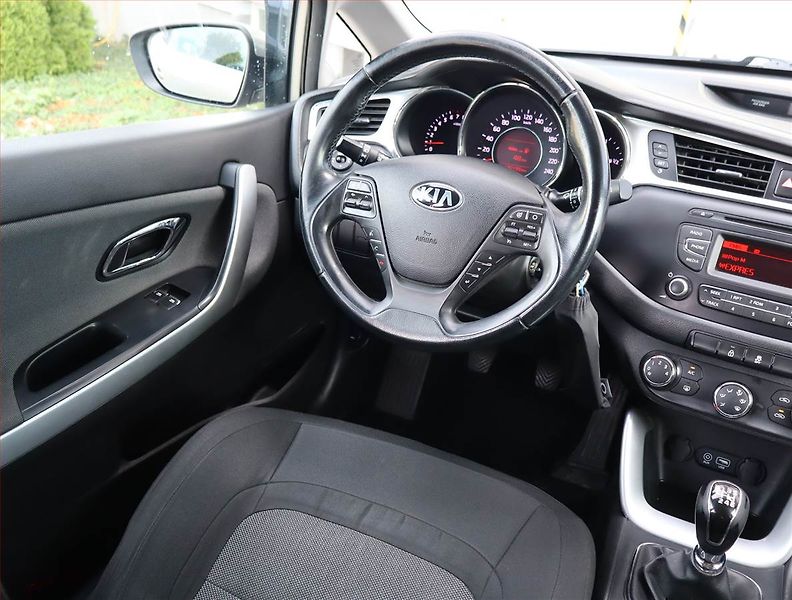 Kia Ceed (2016) Silver 1.4 CVVT, Serv.kniha - fotka 7 z 15