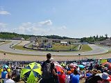 Brno - Fanoušci ze zaplněných tribun sledovali závody letošní motocyklové Velké ceny na brněnském Masarykově okruhu.