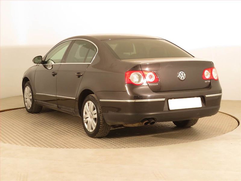 Volkswagen Passat (2006) Highline 2.0 TDI, Xenony - fotka 4 z 15