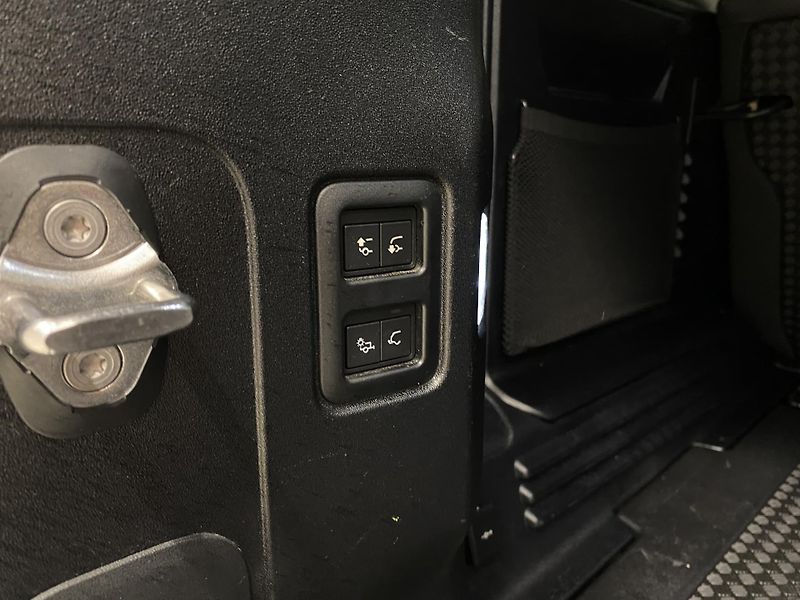 Land Rover Defender D300 X-DYNAMIC HSE AWD AUT CZ - fotka 33 z 53