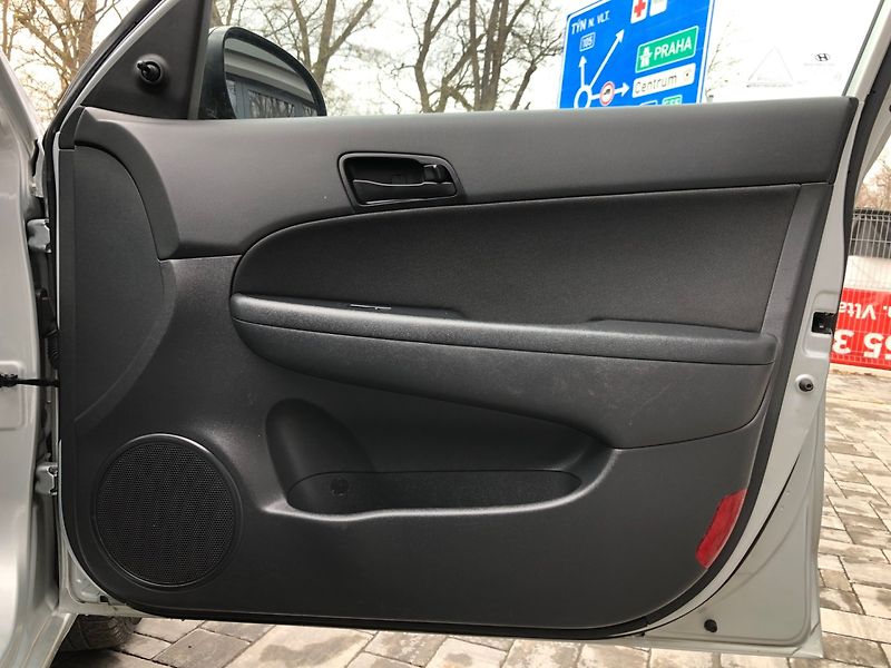 Hyundai i30 (2009) 1.4 16V - fotka 14 z 33