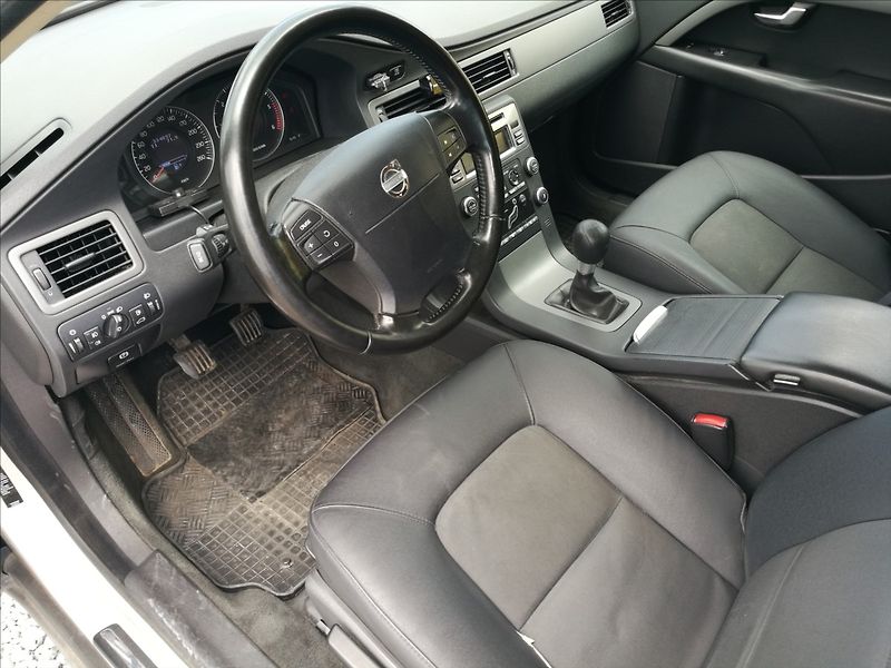 Volvo V70 2,4 D - fotka 9 z 17
