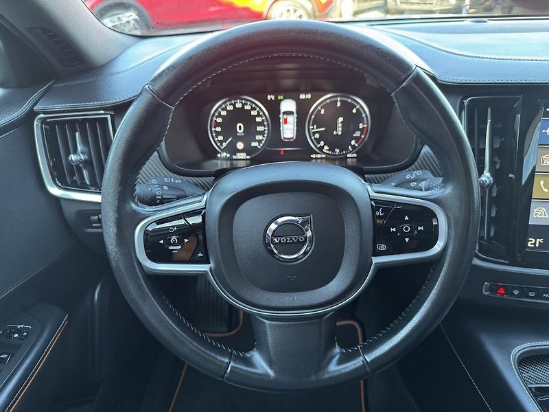 Volvo V90 (2018) 2.0D AWD Ocean Race LED - fotka 7 z 46
