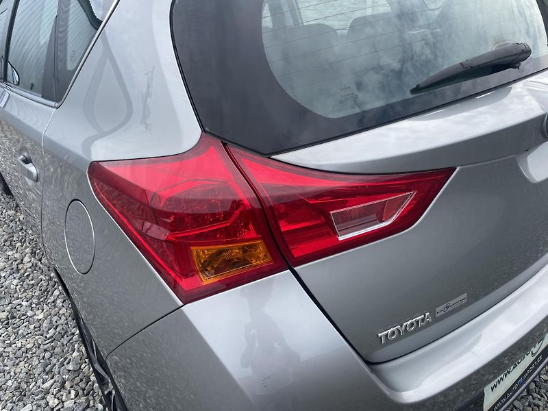 Toyota Auris 1.8i 16v HYBRID AUT SERVIS TOP - fotka 35 z 172