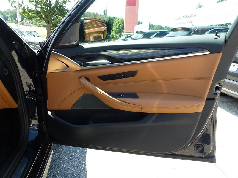BMW Řada 5 3,0 D X-Drive M-Paket  Carbon - fotka 28 z 62