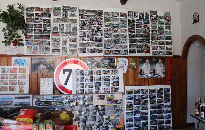 Nadšenec pro motoristické veterány Jindřích Kabourek u pýchy své sbírky, policejní Jawy 354, přezdívané nanuk.