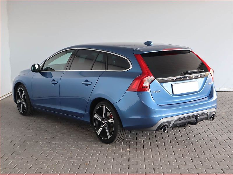 Volvo V60 (2018) R-Design D4 2.0, Automat, Kůže - fotka 3 z 19