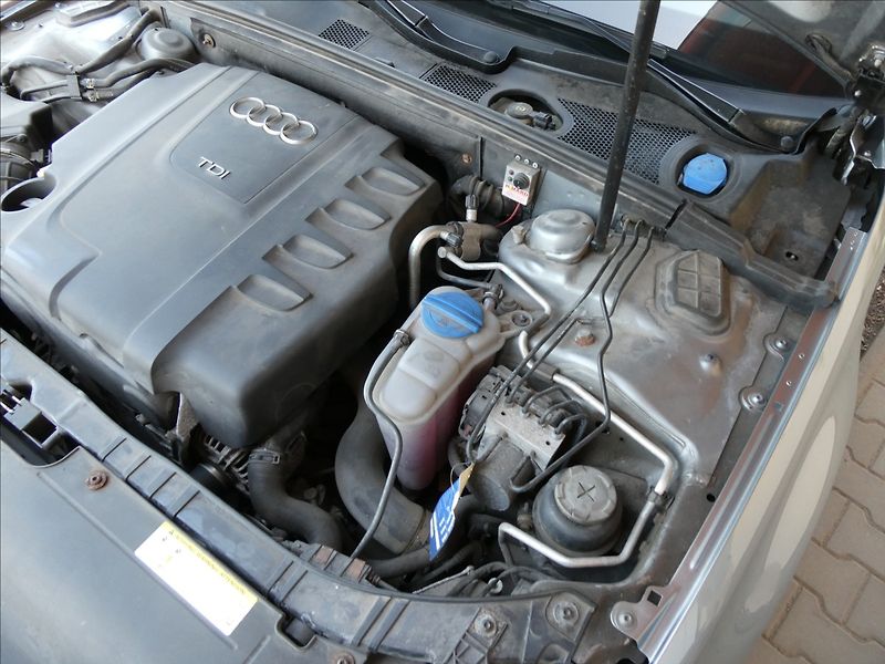 Audi A4 2,0 TDi 125kW serviska,NAVI - fotka 35 z 40