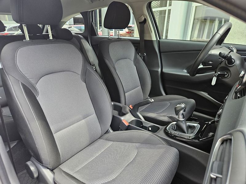 Hyundai i30 1.5i Comfort, serv.kn., 1.maj. - fotka 26 z 31