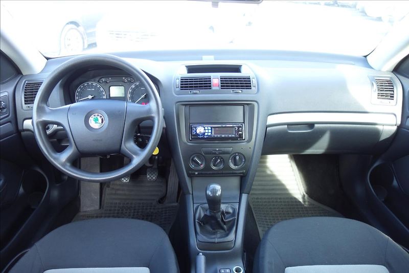 Škoda Octavia 1,6 i 75KW, ČR, SERVIS. KN. - fotka 15 z 35