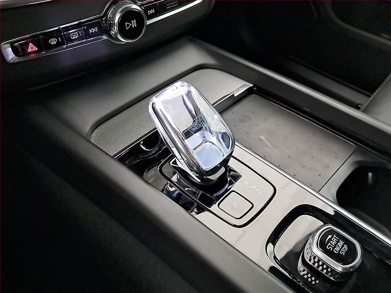 Volvo XC60 (2023) B4 AWD - fotka 13 z 17