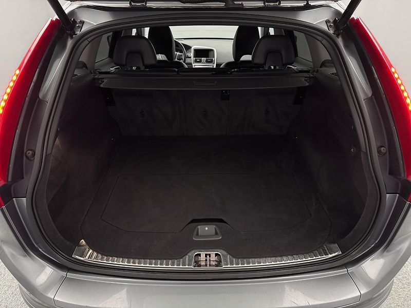 Volvo XC60 D4 AWD SUMMUM AUT - fotka 5 z 46