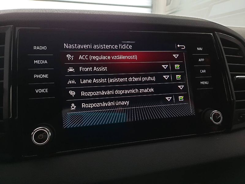 Škoda Karoq (2021) Sportline 2.0 TDI (110kW/150k) - fotka 17 z 26