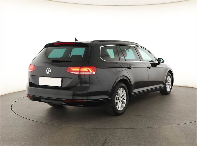 Volkswagen Passat (2016) 2.0 TDI, Automat, Navi - fotka 5 z 17