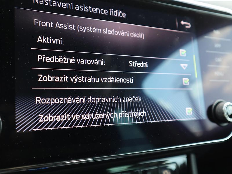 Škoda Superb 2,0 TDI DSG ACC DCC Kamera LED - fotka 26 z 58