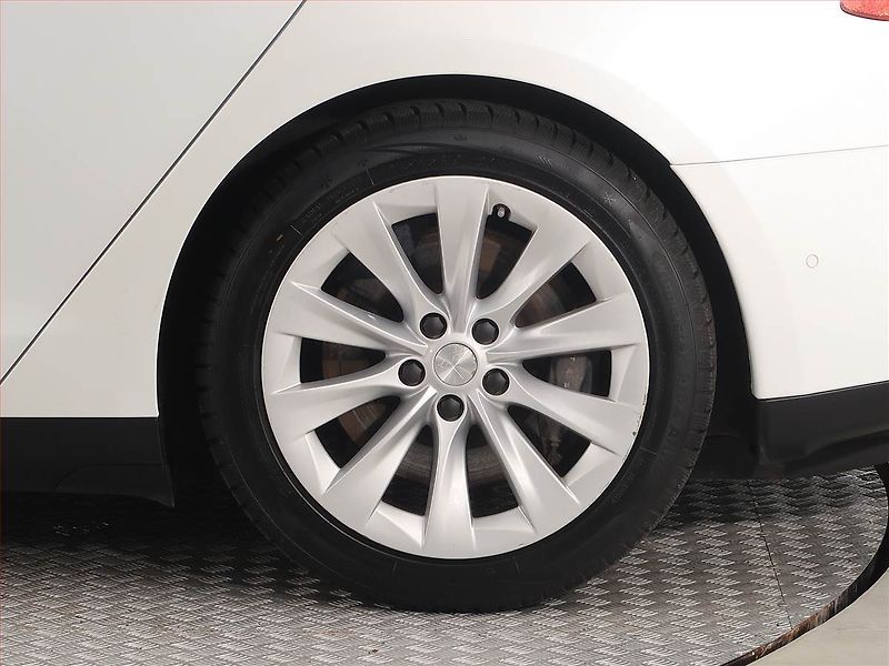 Tesla Model S (2015) 85D, SoH 92% - fotka 14 z 17