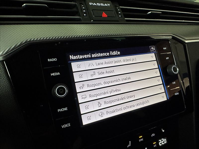 Volkswagen Passat 2,0 TDi  DSG R-Line LED Assist - fotka 29 z 44