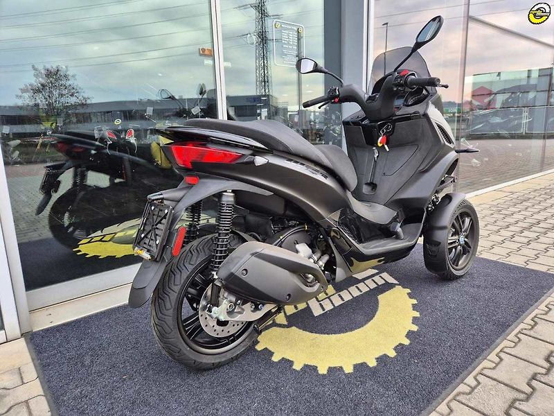 Piaggio MP3 300 (2024) Deep Black - fotka 4 z 20