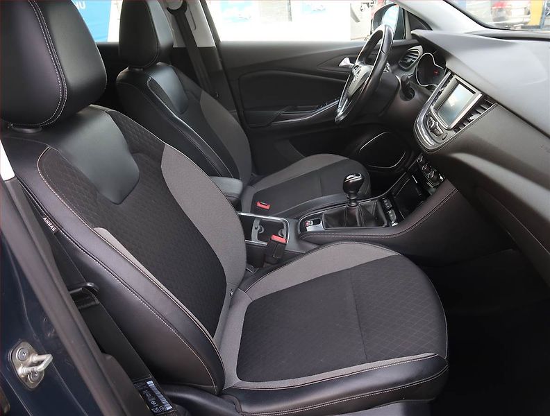 Opel Grandland X (2018) Innovation 1.2 Turbo - fotka 9 z 21