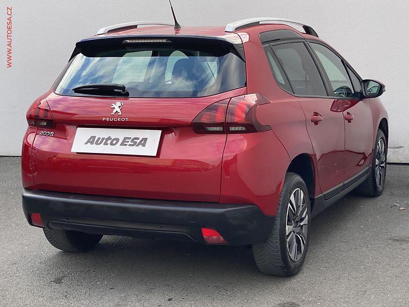 Peugeot 2008 (2018) 1.2 PT, ČR, Allure, park. - fotka 4 z 17