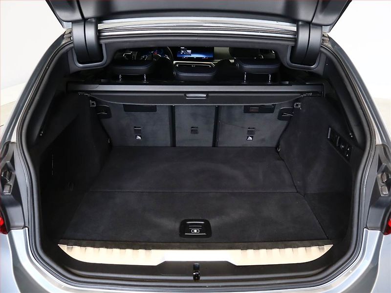 BMW Řada 3 (2022) M Sport 330 e xDrive - fotka 12 z 25